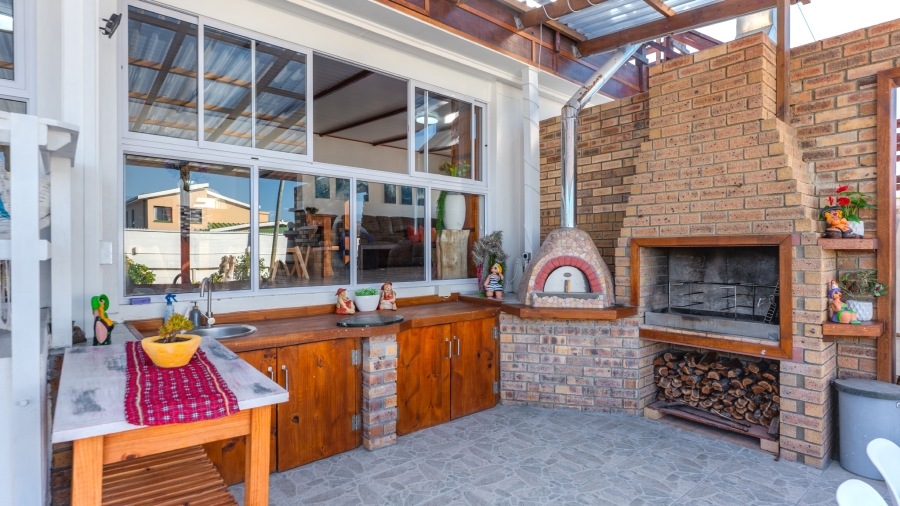 6 Bedroom Property for Sale in Struisbaai Western Cape